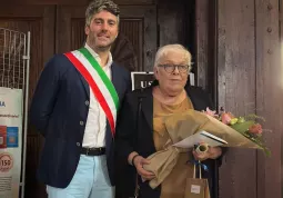 L'assessore Giovanni Cismondi insieme a Elda Berardo al termine della cerimonia di premiazione